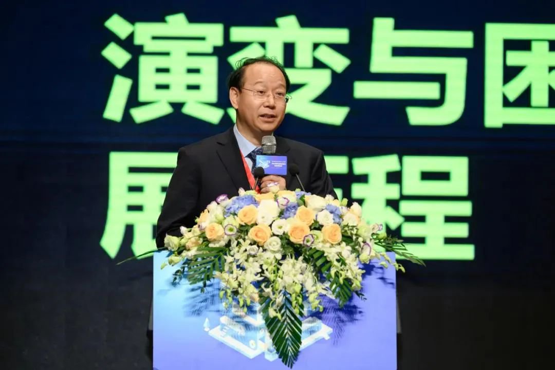 上海市寶山區教育局局長張治做《人工智能重塑教育評價的底層邏輯和可能路徑》主旨報告。